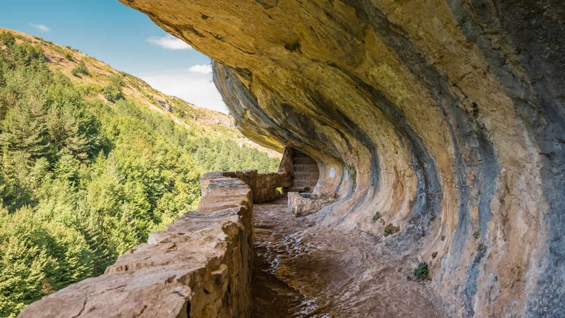 Ein Blick auf die Einsiedelei San Bartolomeo in Legio