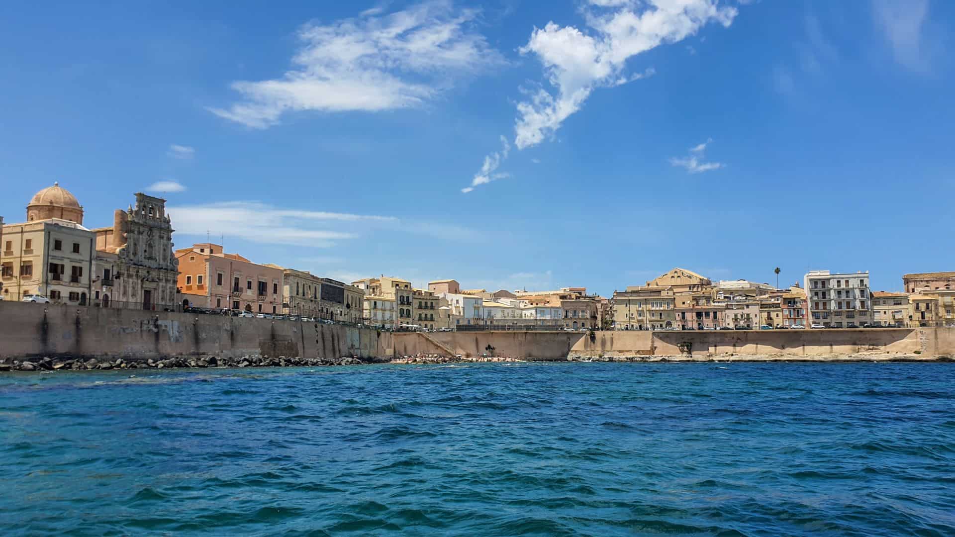 Die Stadt Ortigia vom Meer aus gesehen
