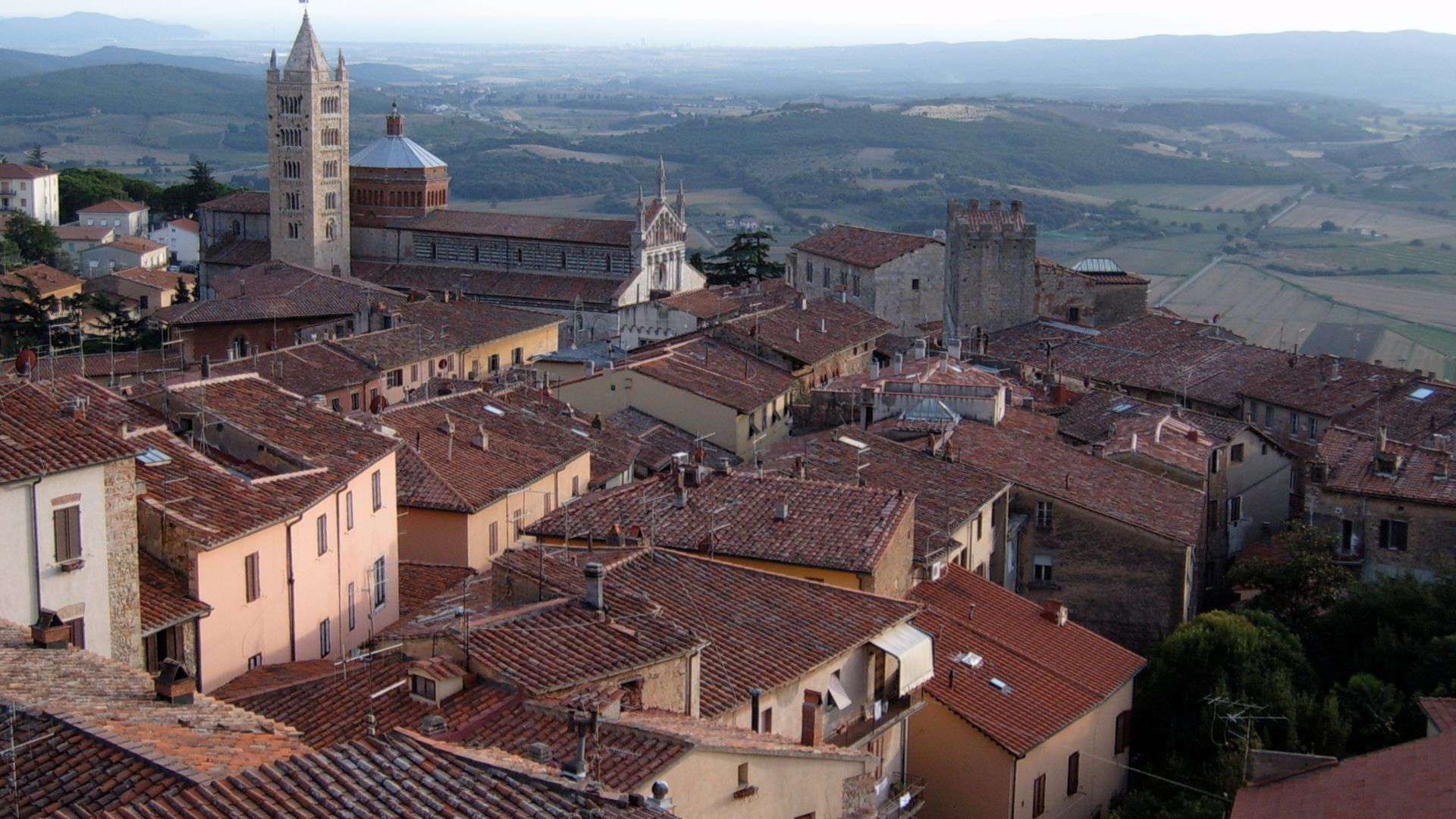 Das Dorf Massa Marittima von oben