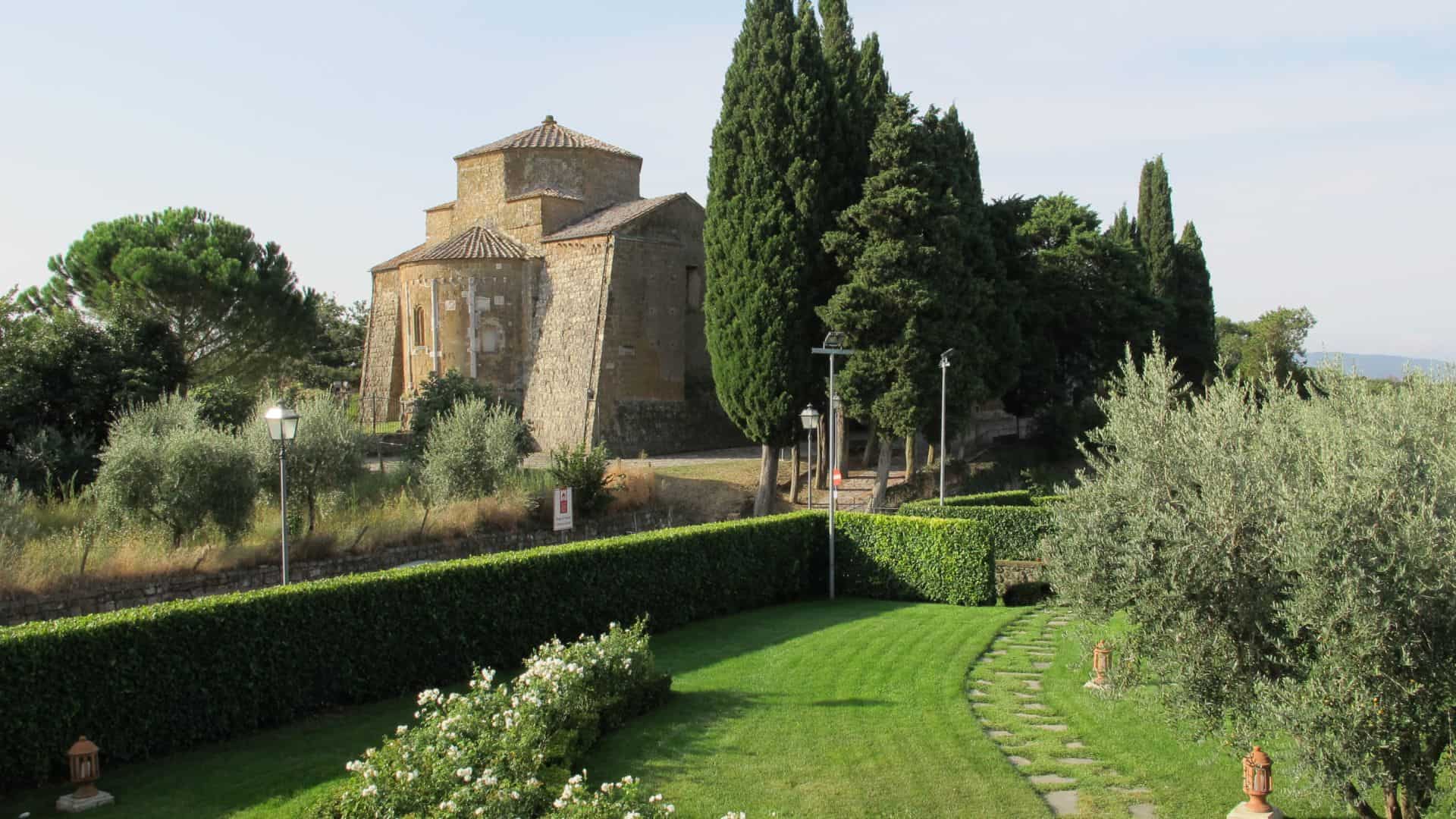 Blick auf eine Kirche in Sovana