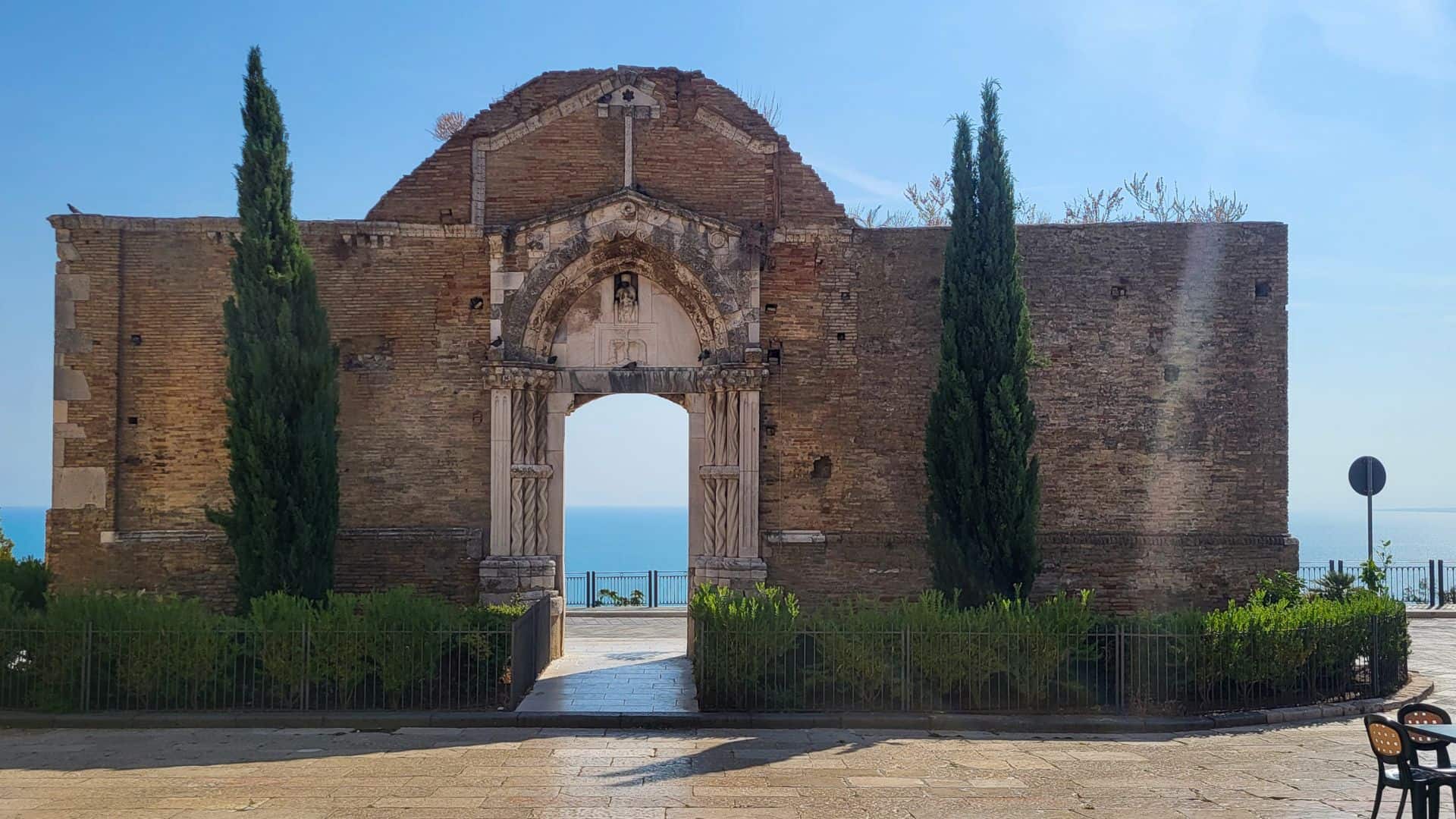 Tor in einem Dorf an der Trabocchi-Küste