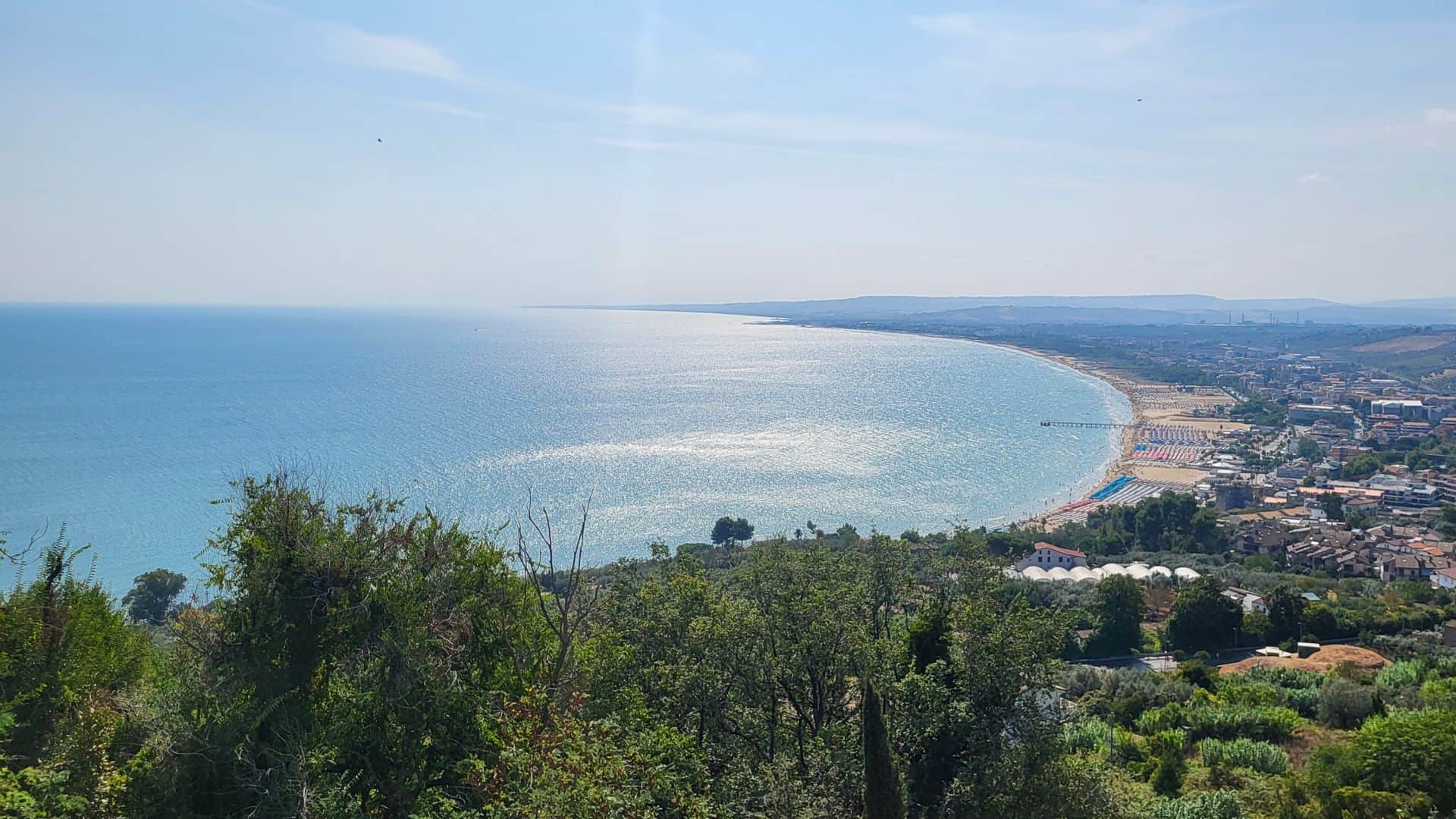 Panorama eines Strandes an der Trabocchi-Riviera