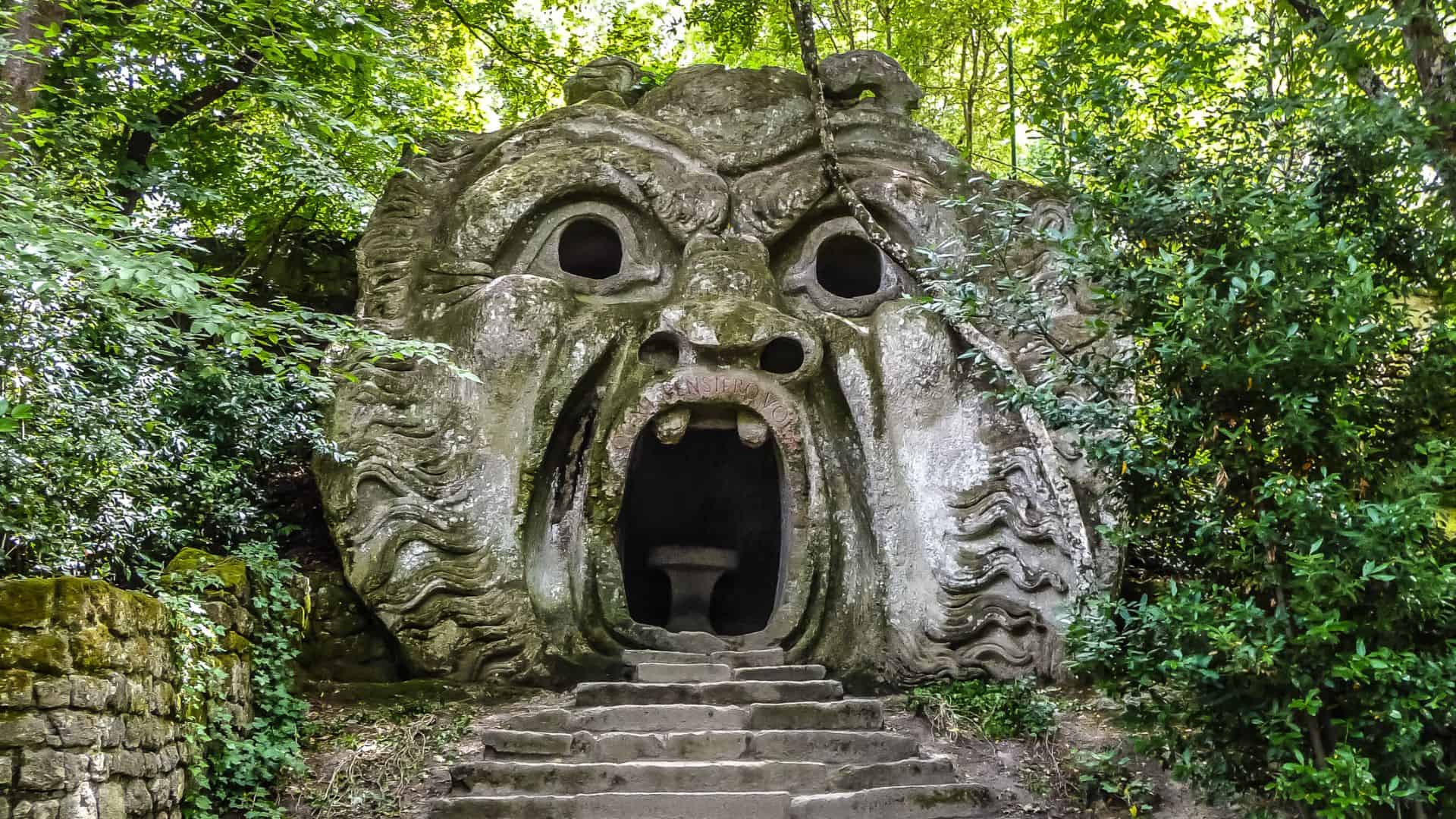 Eine monströse Fassade im Park der Monster von Bomarzo