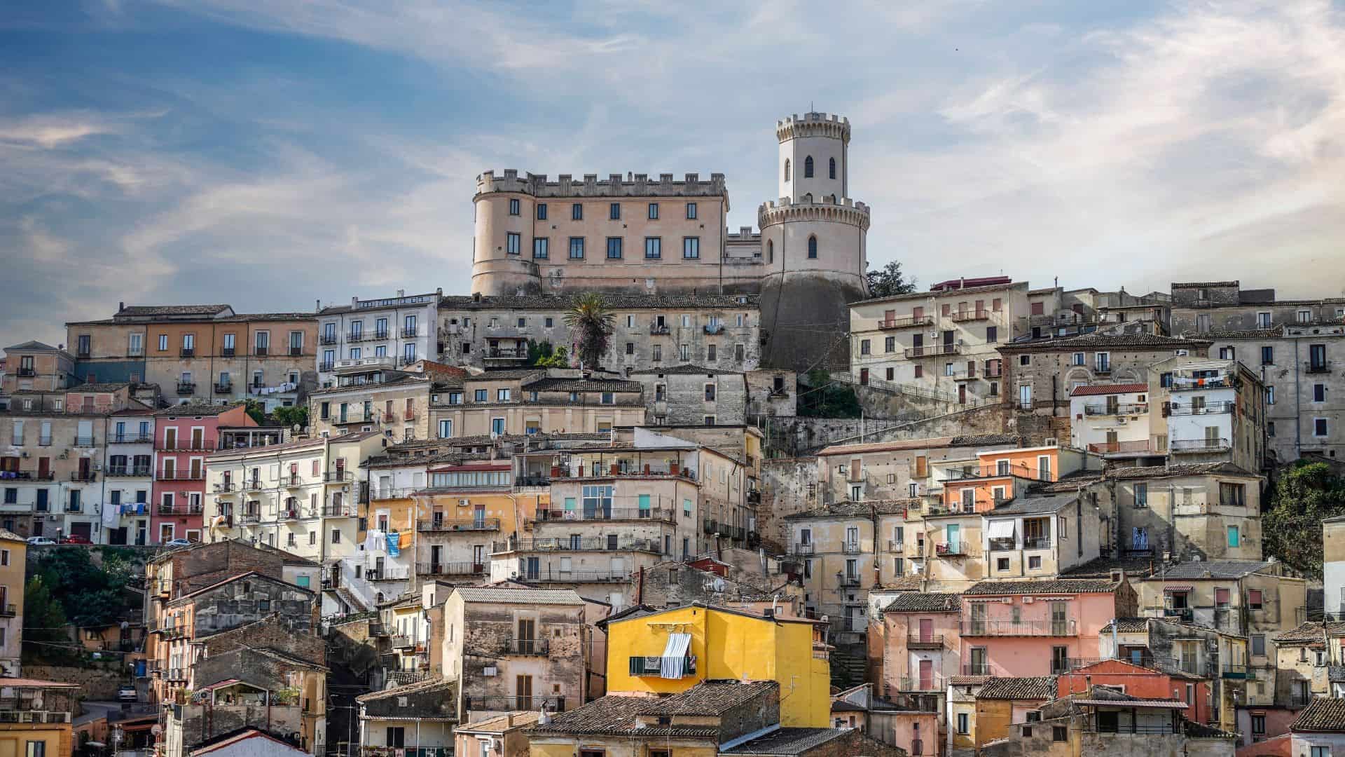 Panoramablick auf das Herzogsschloss von Corigliano Calabro