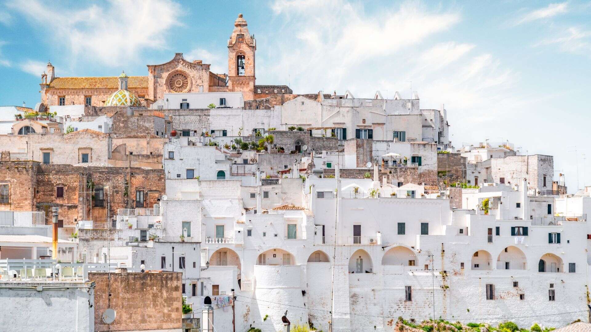 Die weißen Häuser von Ostuni in Apulien