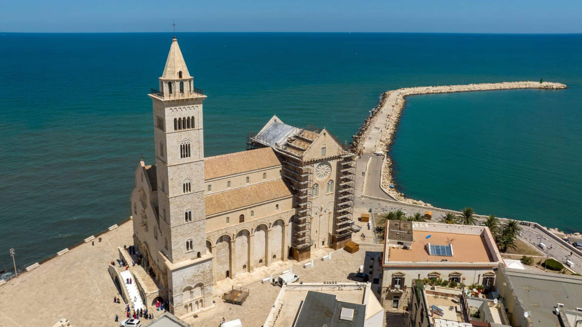 Dom der Stadt Trani aus der Vogelperspektive