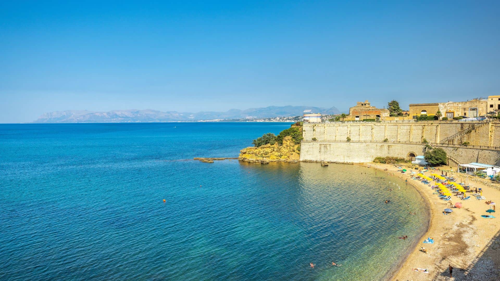 Ein Strand von Castellammare del Golfo