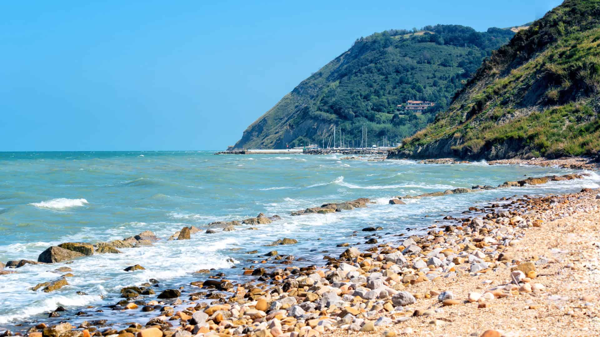 Kiesstrand der Romagna-Riviera