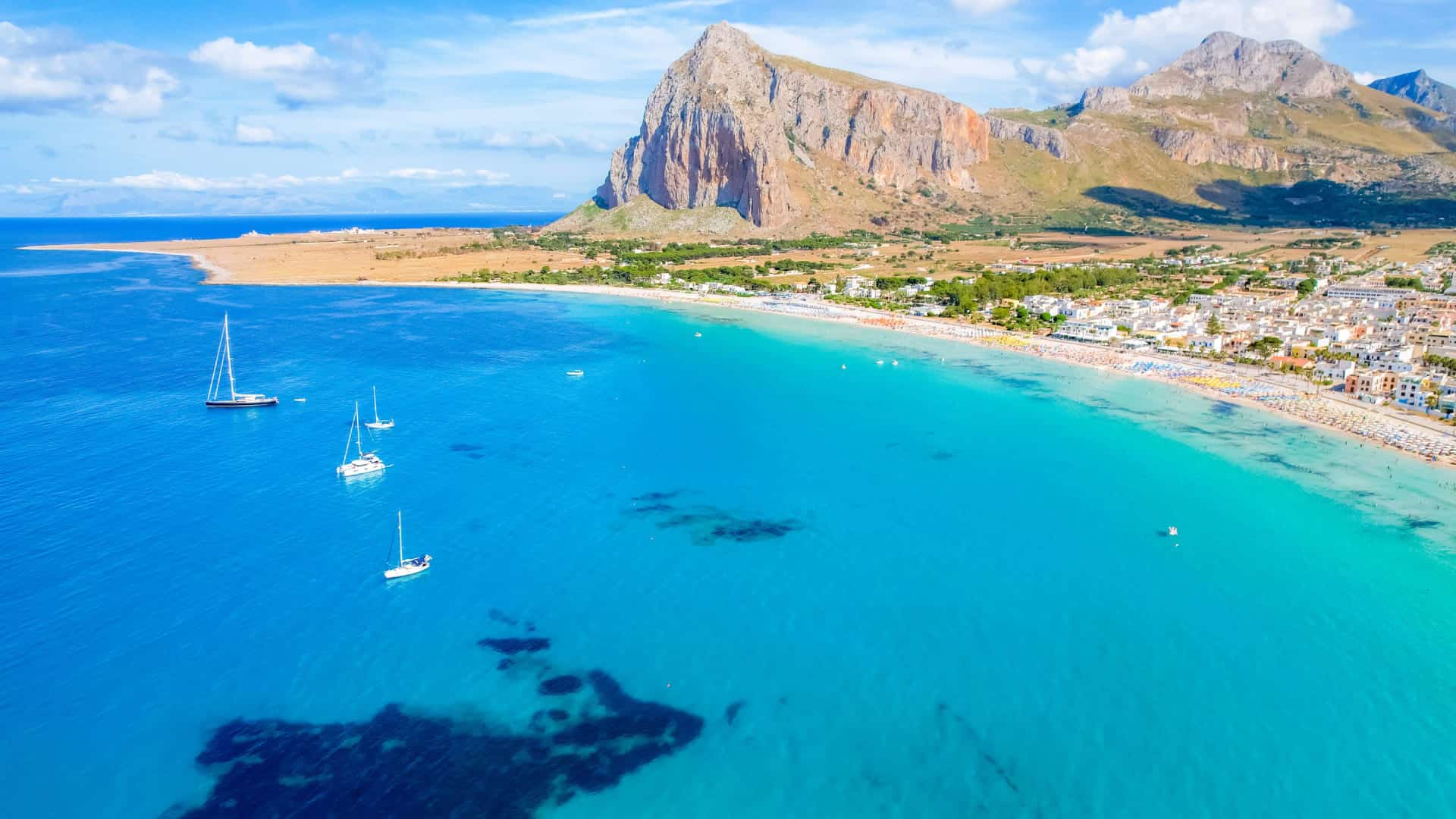 Panoramablick auf einen Strand von San Vito Lo Capo