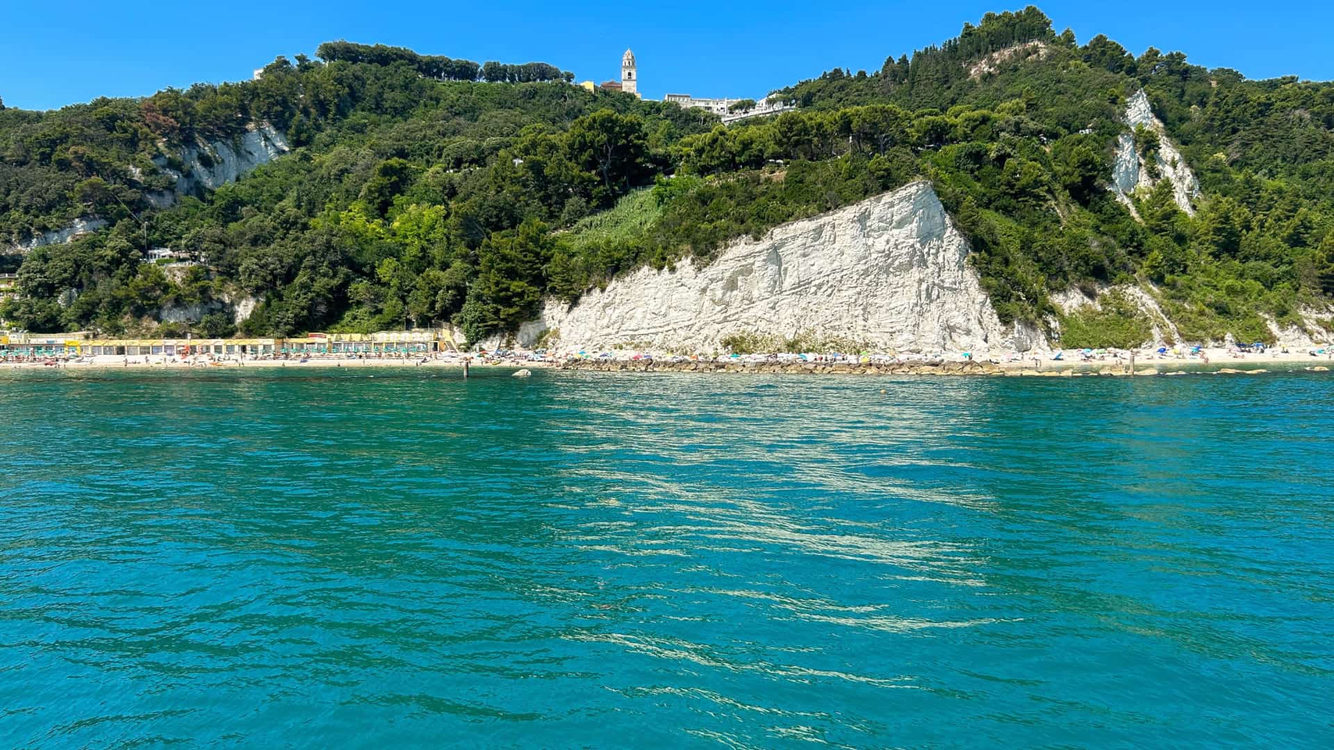 Küste vom Meer aus gesehen in Sirolo
