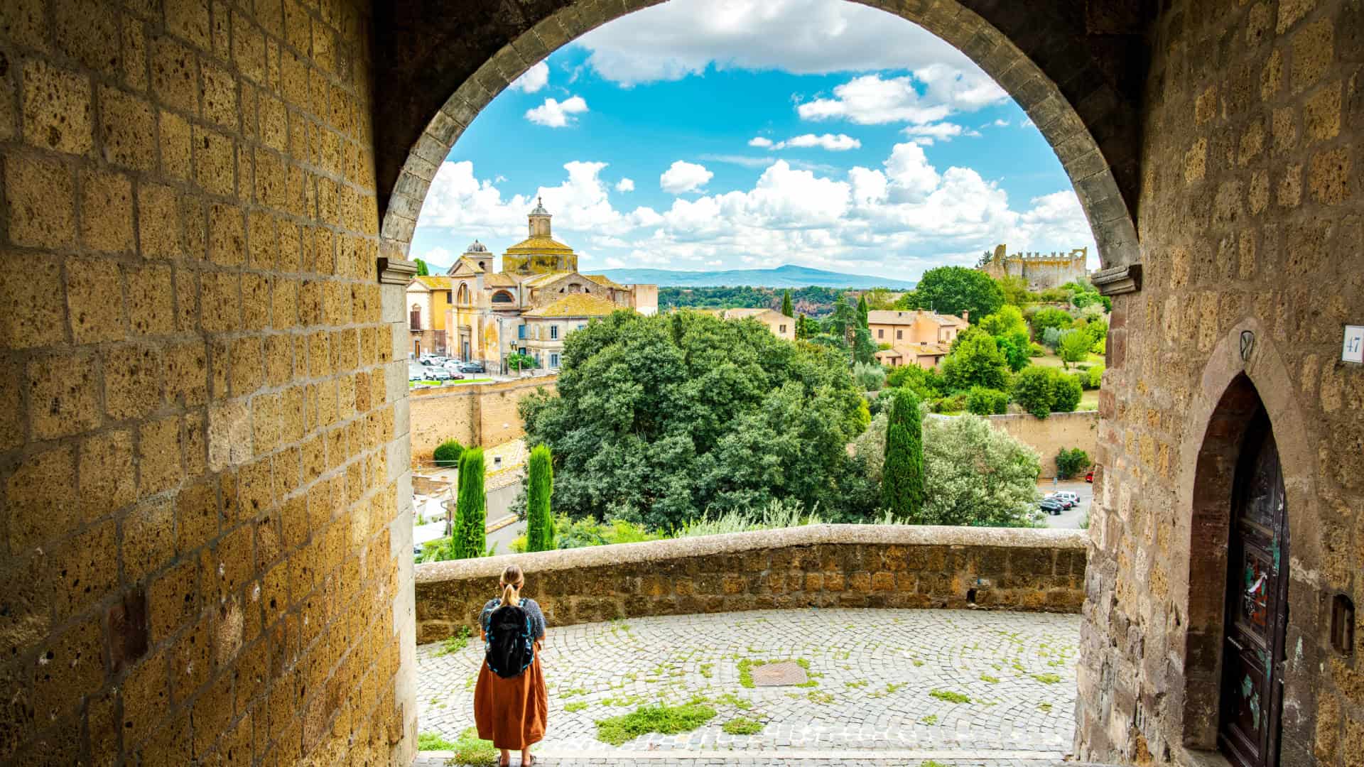 Blick auf Viterbo mit einer Frau, die unter einem Bogen geht