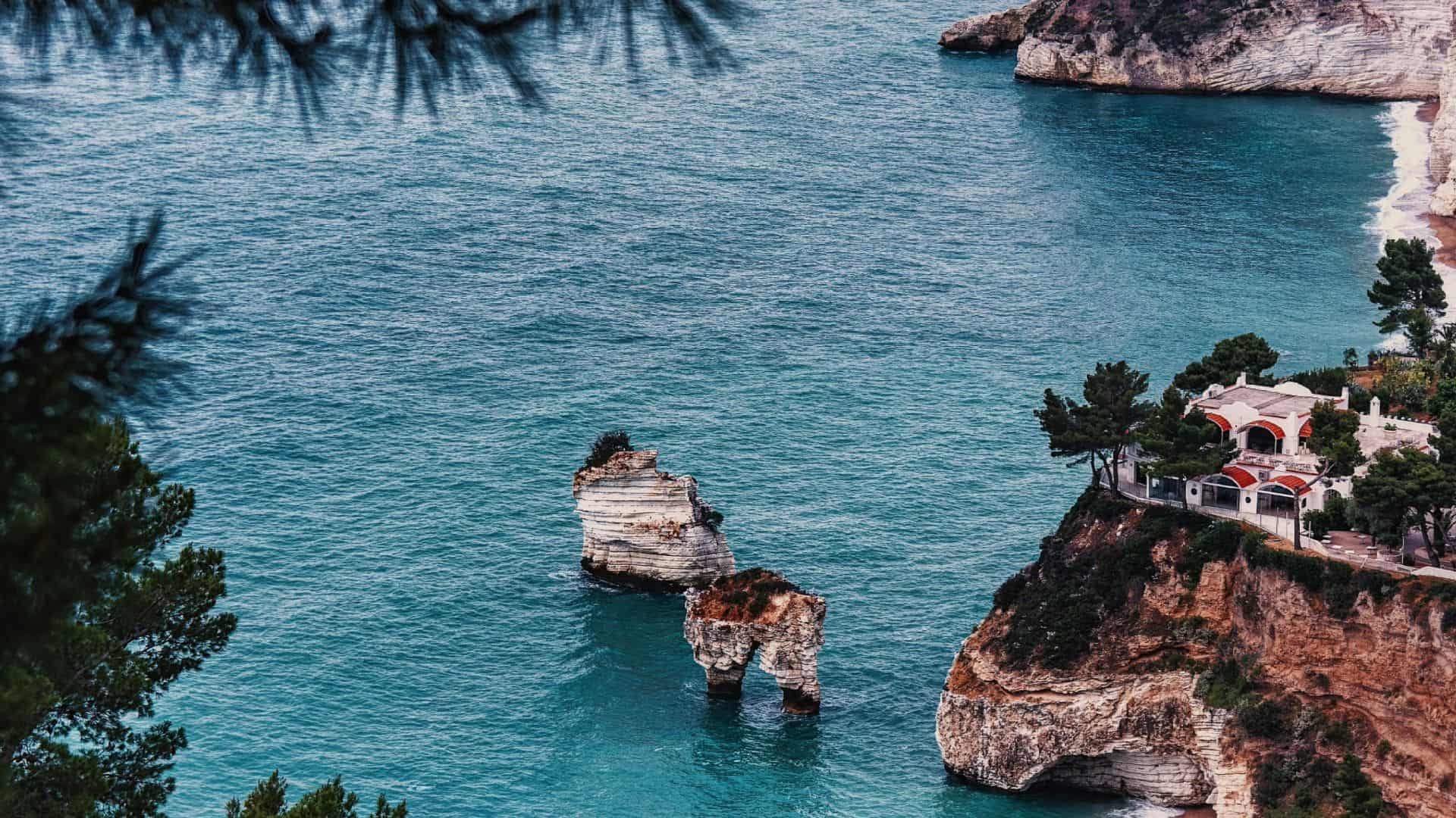 Luftaufnahme von Baia delle Zagare in Apulien