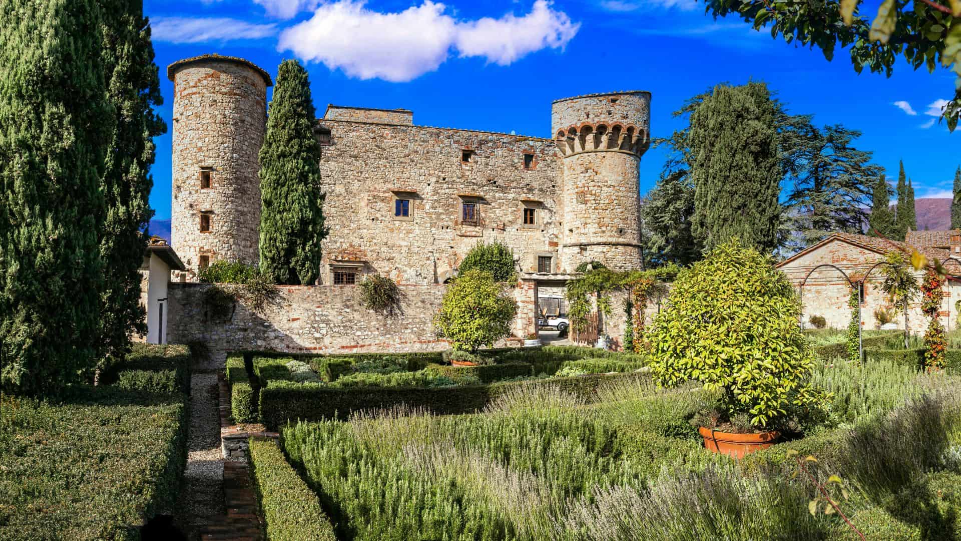 Panoramablick auf das Schloss Meleto