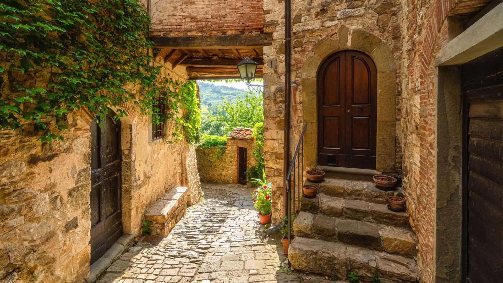 Eine kleine Gasse in Montefioralle