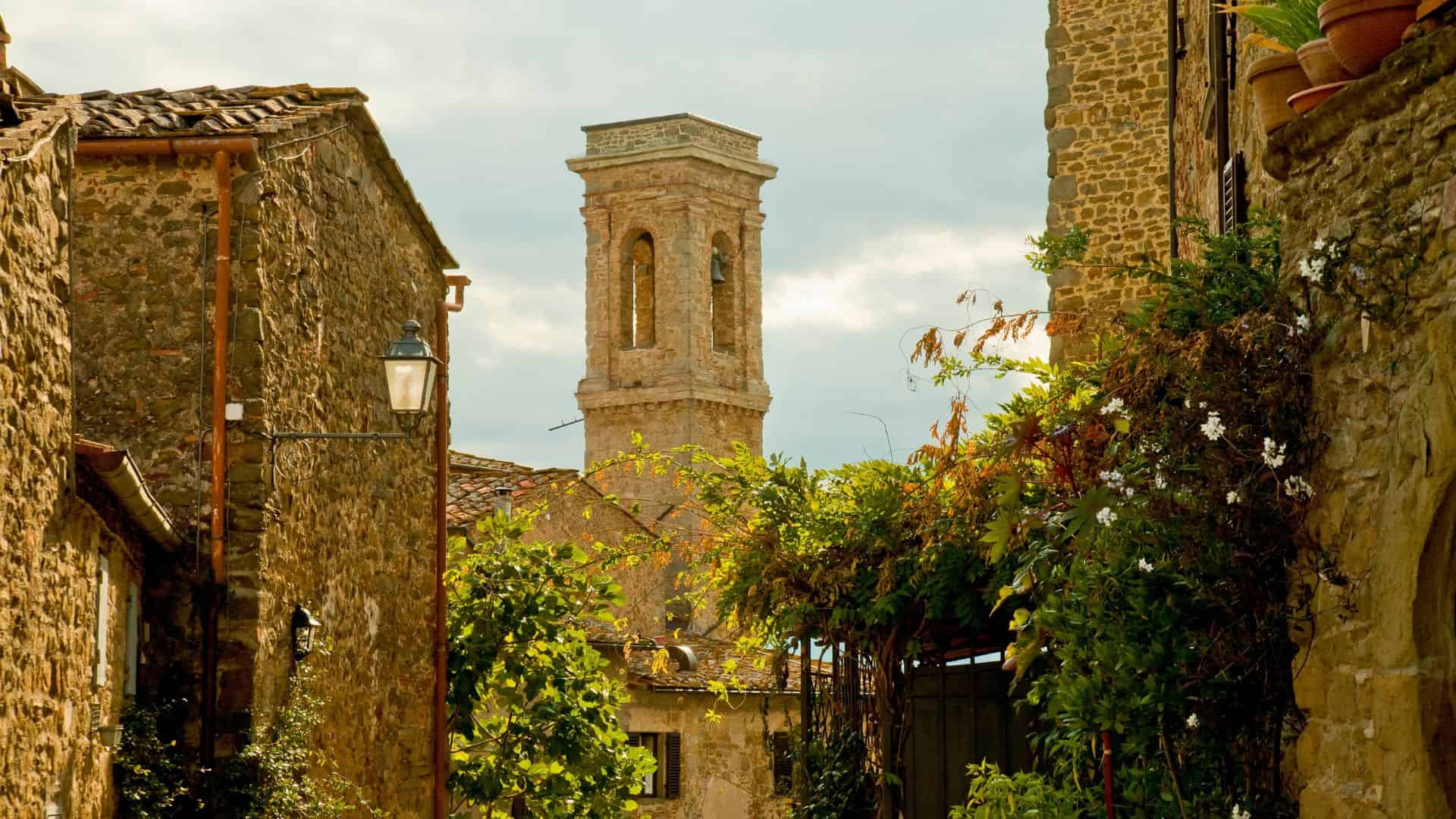 Eine Kirche mit Gebäuden in Volpaia