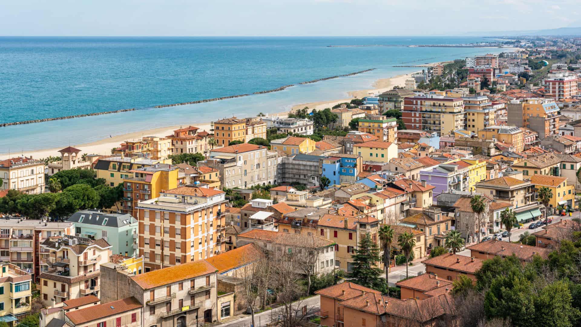 Die Stadt Grottammare aus der Vogelperspektive