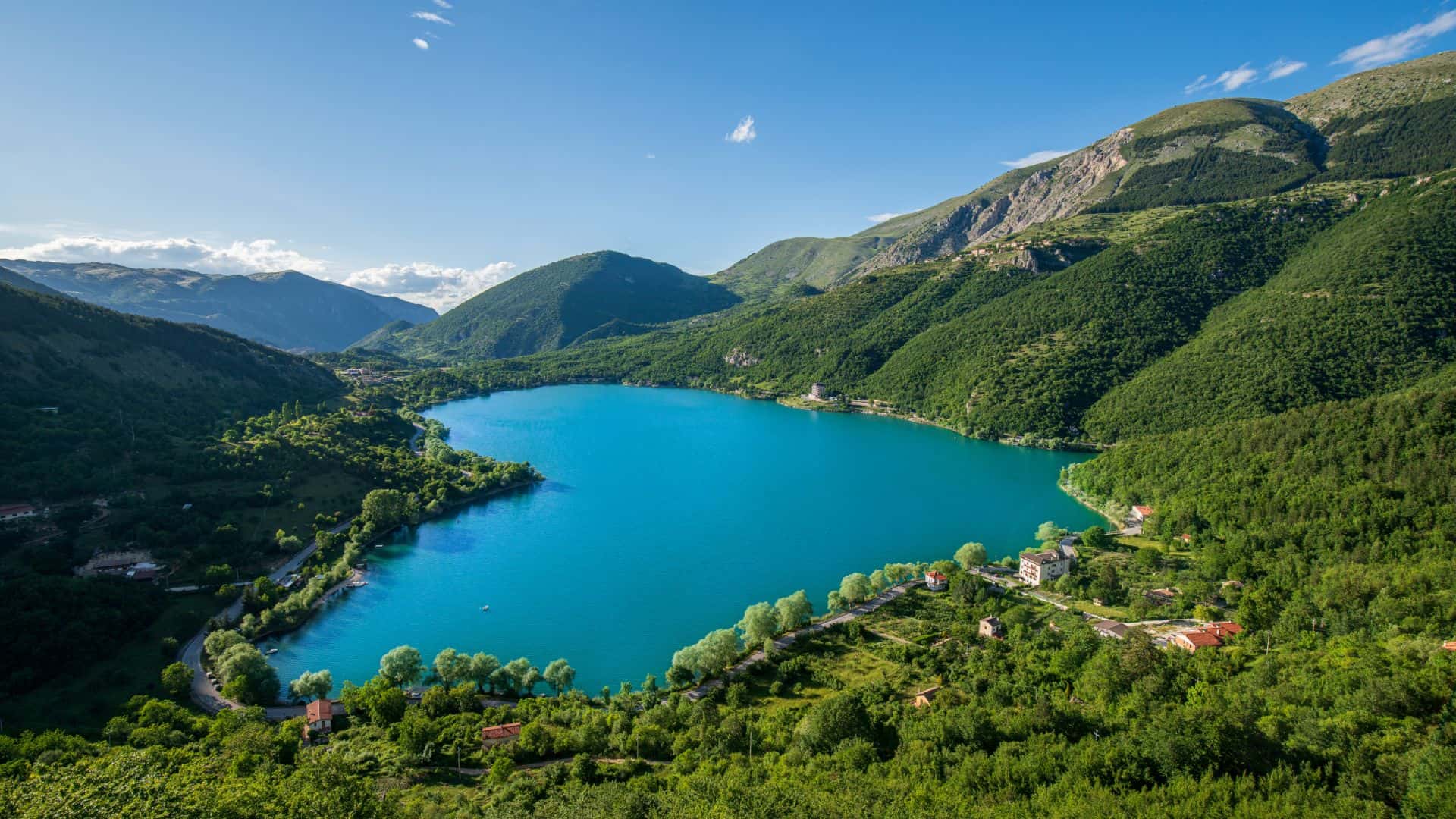Der See von Scanno aus der Vogelperspektive