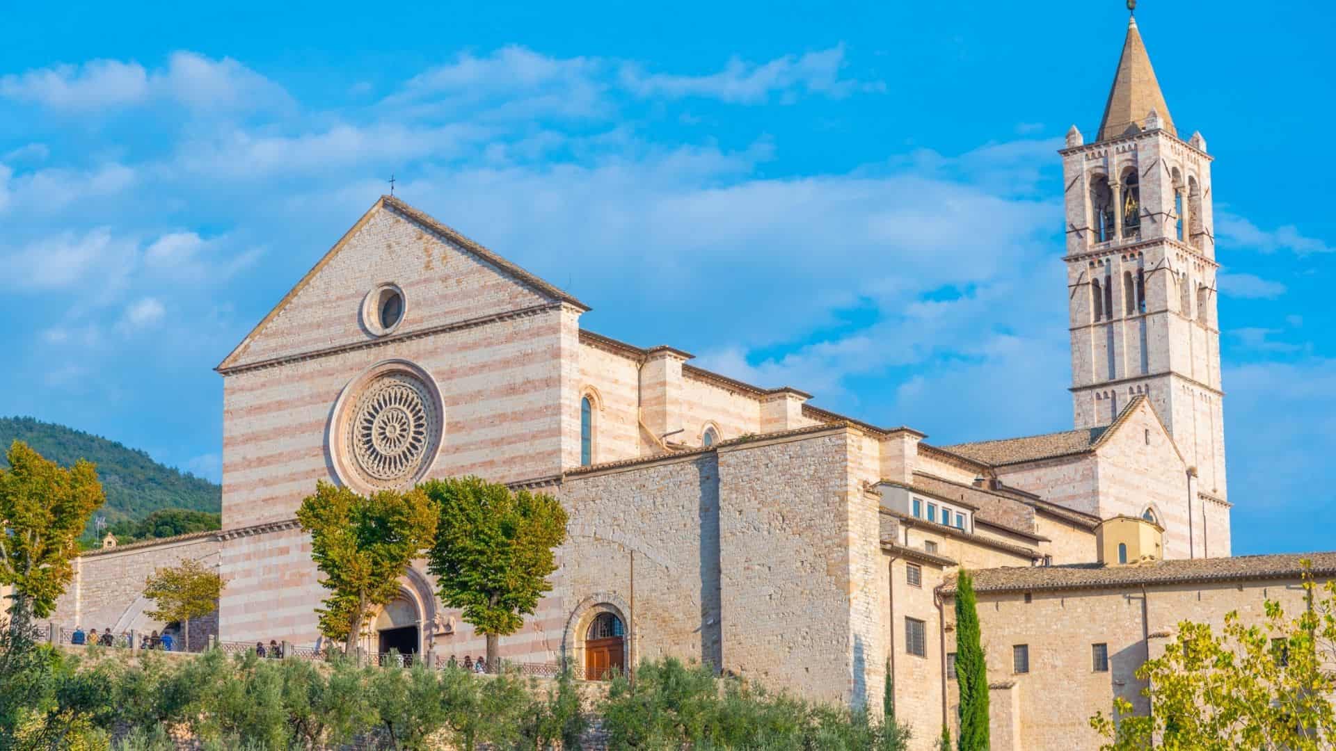 Die Basilika der Heiligen Klara in Assisi