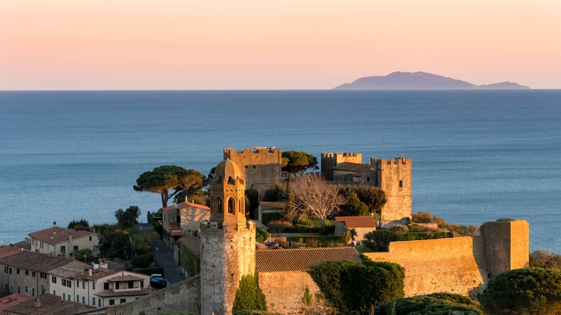 Panoramablick auf das Schloss von Castiglione della Pescaia
