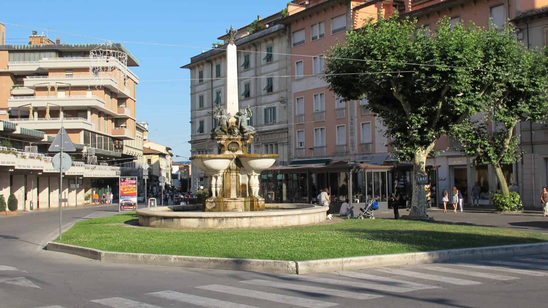 Panoramablick auf die Piazza del Popolo in Montecatini. Foto von Sailko