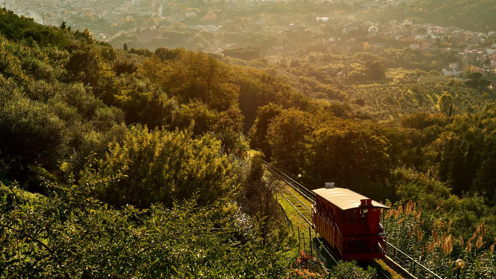 Panoramablick von oben auf die Standseilbahnstation in Montecatini