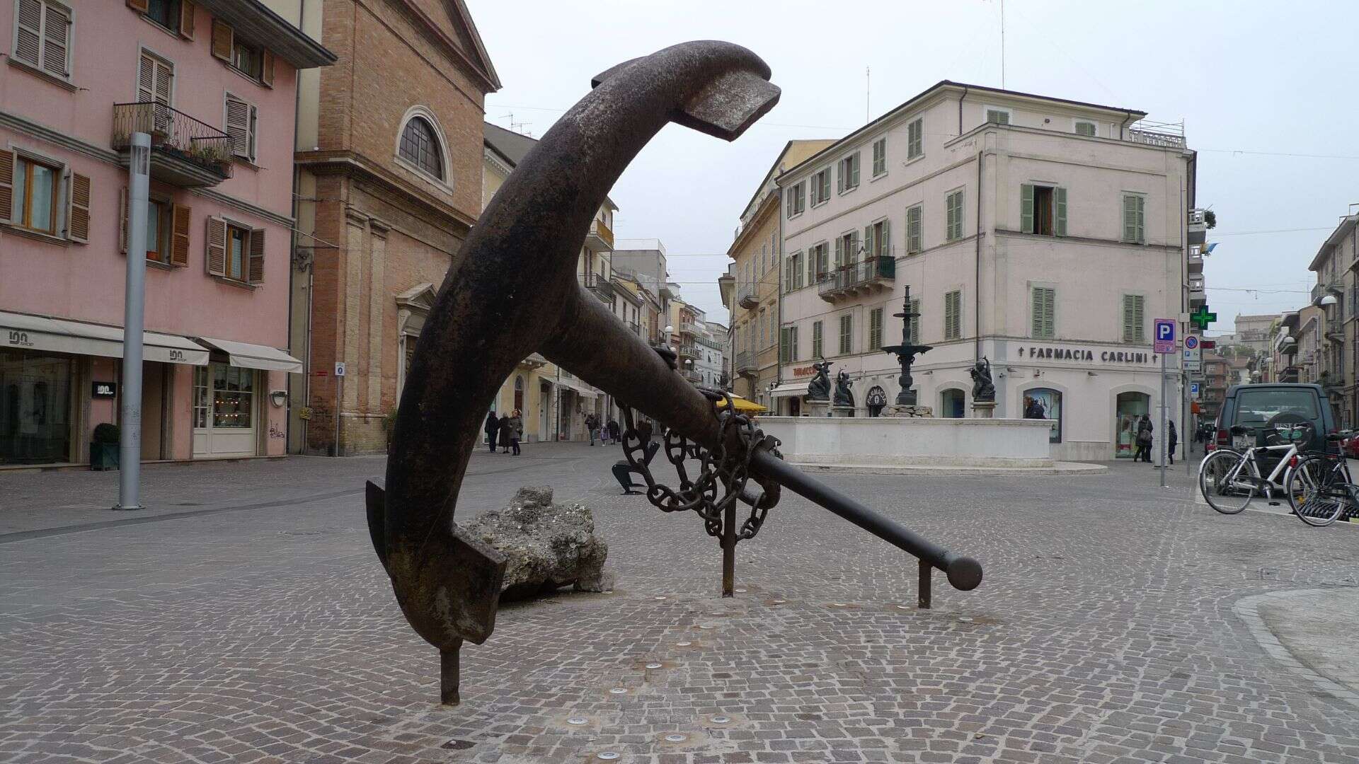 Ankerförmiges Denkmal auf der Piazza Matteotti. Foto von Peter Forster
