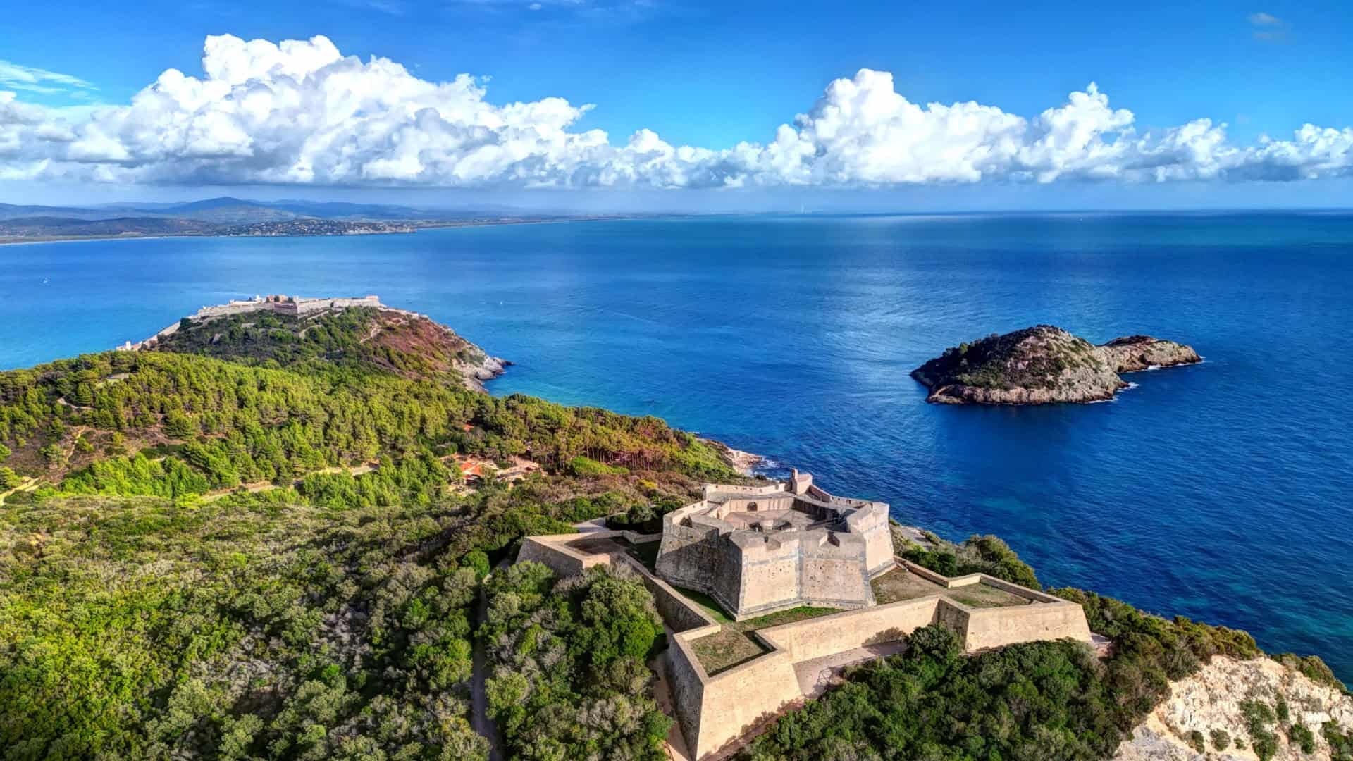 Luftaufnahme von Forte Stella bei Porto Ercole