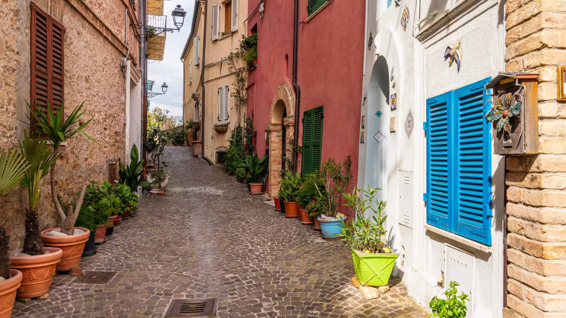 Eine kleine charakteristische Gasse in Grottammare